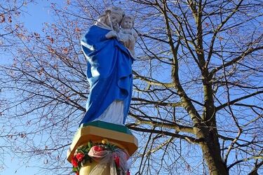 Kapliczka to pozostałość dużego majątku. Ta i kilka innych przejdzie remont