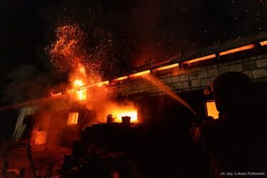 Nocny pożar obory. Udało się uratować zwierzęta