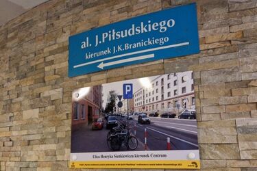 Już nie zgubisz się w podziemiach al. Piłsudskiego. Przy wyjściach pojawiły się zdjęcia