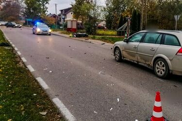 Motorower zderzył się z osobówką. 2 osoby w szpitalu