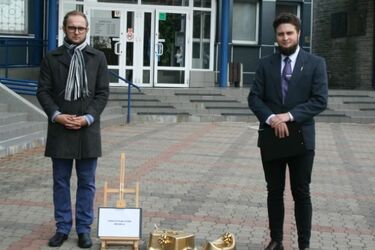 Młodzież Wszechpolska przygotowała "pomnik dokonań". Jest nim złoty nocnik