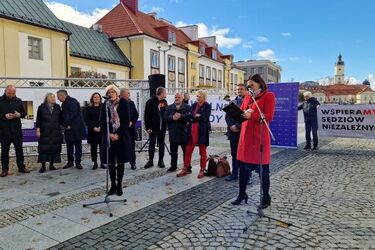 Na Rynku Kościuszki stanęła wystawa "Sprawiedliwość"