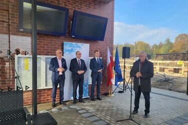 Dworzec kolejowy, do którego nie ma torów. Ważne jednak, że już otwarty