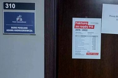 Na drzwiach posłów PiS-u pojawiły się faktury. Za zmarnowane inwestycje 