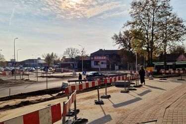 Posypały się pierwsze mandaty. Koło dworca PKP wyznaczono nowe ciągi dla pieszych