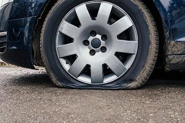 Najpierw przebił jej 4 opony, potem podczas wymiany zniszczył kolejne 2