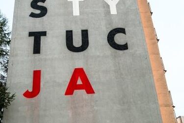 Na muralu KONSTYTUCJA ktoś namalował niecenzuralny napis