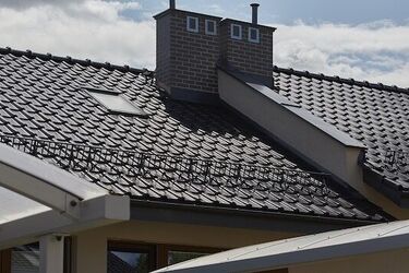 Ławy kominiarskie ‒ do czego służą i czy trzeba je montować?