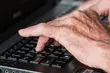 Uwierzył, że pisze z kuzynką z Afryki. 68-latek stracił oszczędności