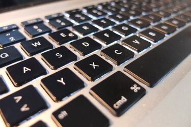 89-latek miał zyskać na krypotowalutach 65 tys. zł. Oszuści wyczyścili mu konto