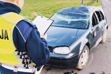 Stracił panowanie nad samochodem. 20-letni pasażer ranny