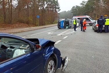Osobówka wjechała w radiowóz. 3 osoby trafiły do szpitala