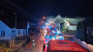 Nocny pożar strawił dom jednorodzinny. Nie nadaje się do mieszkania [ZDJĘCIA]