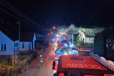 Nocny pożar strawił dom jednorodzinny. Nie nadaje się do mieszkania [ZDJĘCIA]