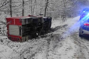Unikając zderzenia wjechali do rowu