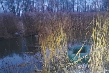 Na pontonie i wpław - cudzoziemcy rzeką próbują przedostać się do Polski
