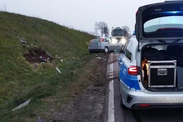 Samochód uderzył w skarpę. Kierowca z pasażerem uciekli, trwają poszukiwania