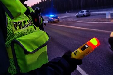 Jechał od krawężnika do krawężnika. Młody mężczyzna zatrzymał pijanego kierowcę