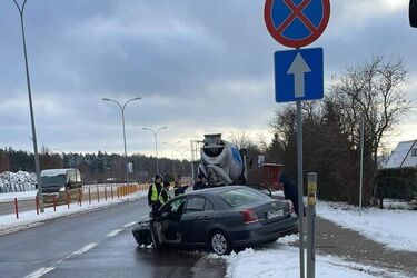 Wypadek przy sądzie. Dwie osoby w szpitalu