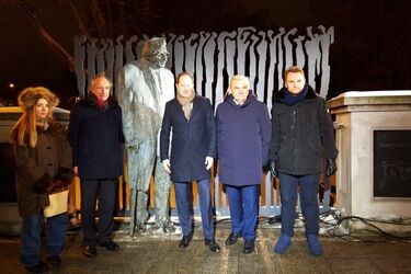 Odsłonięto pomnik Bartoszewskiego. W uroczystości wzięli udział syn Teofil i ambasador USA