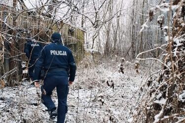 Spadł z łóżka i nie był w stanie się podnieść. Wychłodzonego mężczyznę znaleźli policjanci