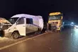 Bus stał na światłach awaryjnych, gdy wjechała w niego ciężarówka. Zginęły 2 osoby