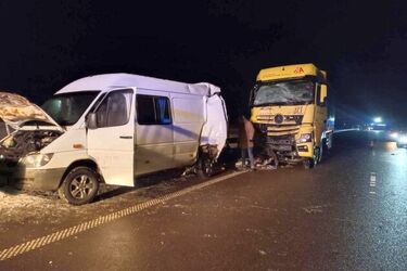 Bus stał na światłach awaryjnych, gdy wjechała w niego ciężarówka. Zginęły 2 osoby