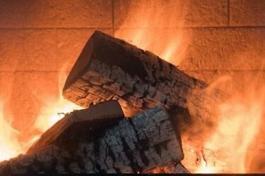 O połowę mniej odpadów wielkogabarytowych. Ludzie zaczynają palić wszystkim 