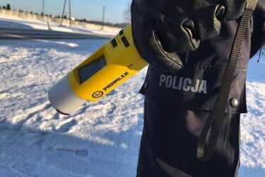 Pijany jechał ciągnikiem całą szerokością jezdni. Wypił, bo żona go zdenerwowała