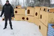 Więźniowie wykonali budy dla psów i kotów