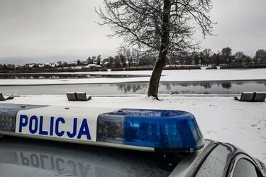 Dwukrotnie włamał się do budynku. Jego łupem padł alkohol i przewody miedziane
