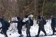 Cudzoziemcy z rozkładaną drabiną szukali miejsca do przekroczenia zapory