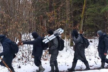 Cudzoziemcy z rozkładaną drabiną szukali miejsca do przekroczenia zapory