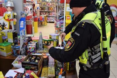 Strażnicy miejscy i policjanci kontrolują stoiska z fajerwerkami