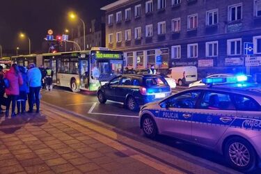 Weszła na czerwonym świetle tuż pod jadący autobus