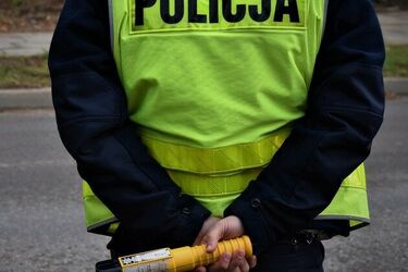 Podróż autem zakończył w rowie. Policja zatrzymała go, gdy szedł chwiejnym krokiem
