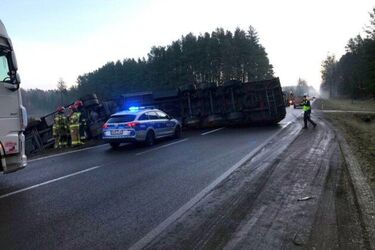 Wywrócona ciężarówka i nie tylko. W Podlaskiem poranek pełen wypadków
