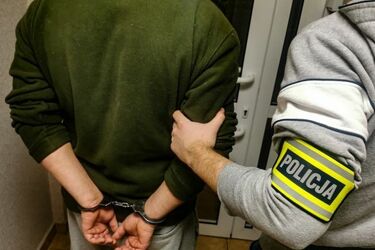 Groził ratownikom i policjantowi, że ich pozabija. Chciał się siłą dostać do domu znajomej