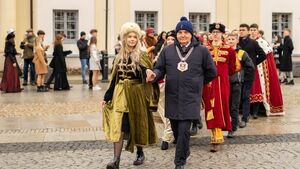 Brzydka pogoda nie odstraszyła maturzystów. Studniówka Miejska 2023 [ZDJĘCIA]