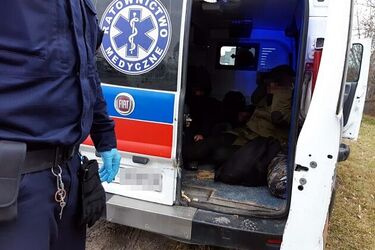 Odbierali nielegalnych migrantów karetkami. Postawiono zarzuty grupie przestępczej