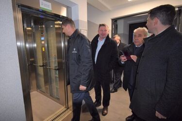 Internat w Łapach jest w pełni dostępny. Wbudowano tam szyb windowy