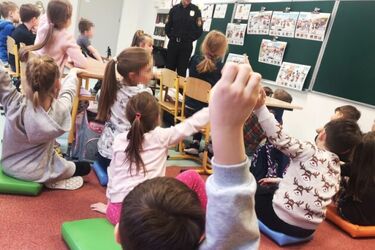 Strażnicy miejscy przypominają dzieciom o bezpieczeństwie podczas ferii