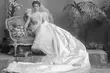 Stroje, fryzury i biżuteria na zdjęciach z epoki z Victoria & Albert Museum w Londynie