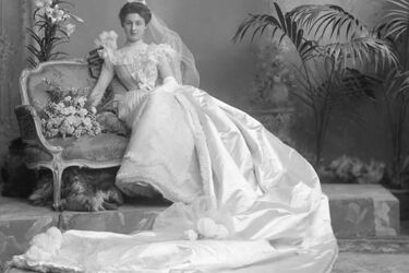 Stroje, fryzury i biżuteria na zdjęciach z epoki z Victoria & Albert Museum w Londynie