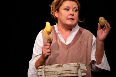O pewnej kurze domowej, straconym czasie i marzeniach - "Shirley Valentine" [KONKURS]