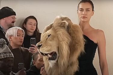 O sukience z głową lwa. Czy moda idzie w kierunku groteski?