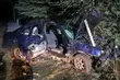 Po pościgu rozbił auto na płocie. Uciekł zostawiając zakleszczoną pasażerkę
