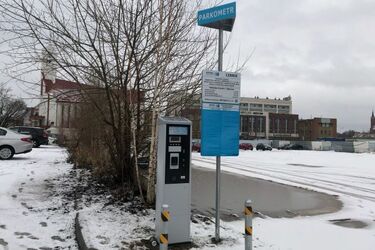 Koniec z darmowym parkingiem w centrum. Przy ul. Fabrycznej stanęły parkometry