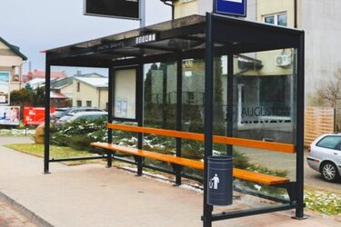 Stare i zniszczone wiaty przystankowe zostały zastąpione nowymi