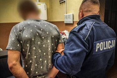 Poszukiwany ukrył się przed policją w wersalce